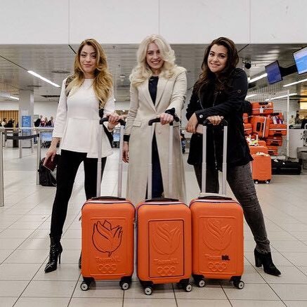Leuk he, die oranje koffers. Toch een beetje Nederlands...